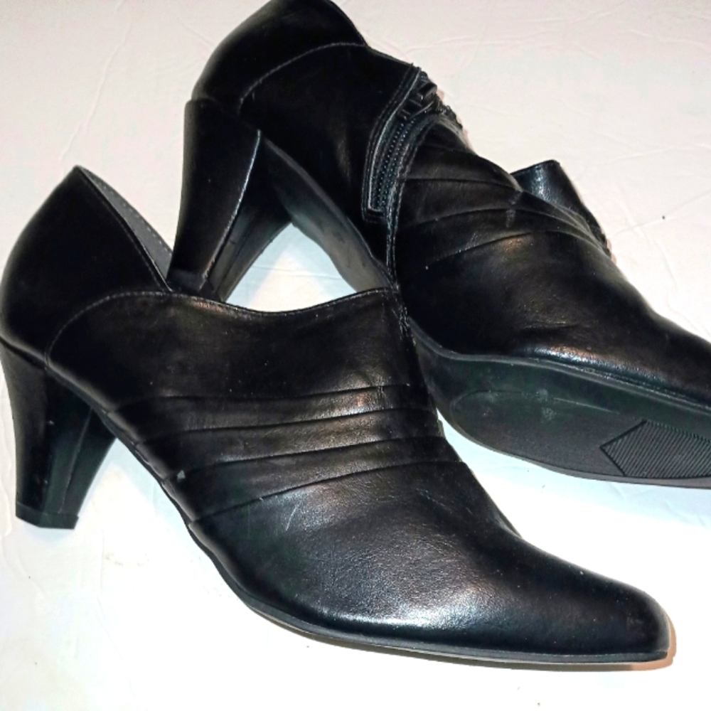 SHORT HEELS SHOES NEVER WORN!